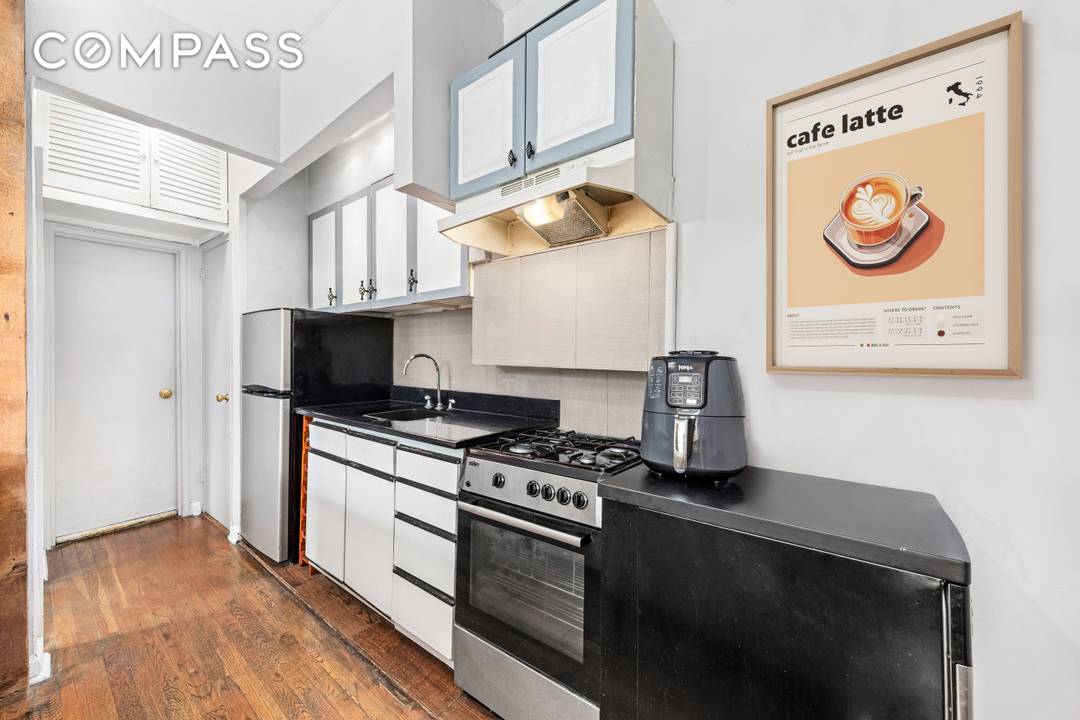 A true West Village gem, this spacious one bedroom sits at the corner of Hudson and Barrow Streets.