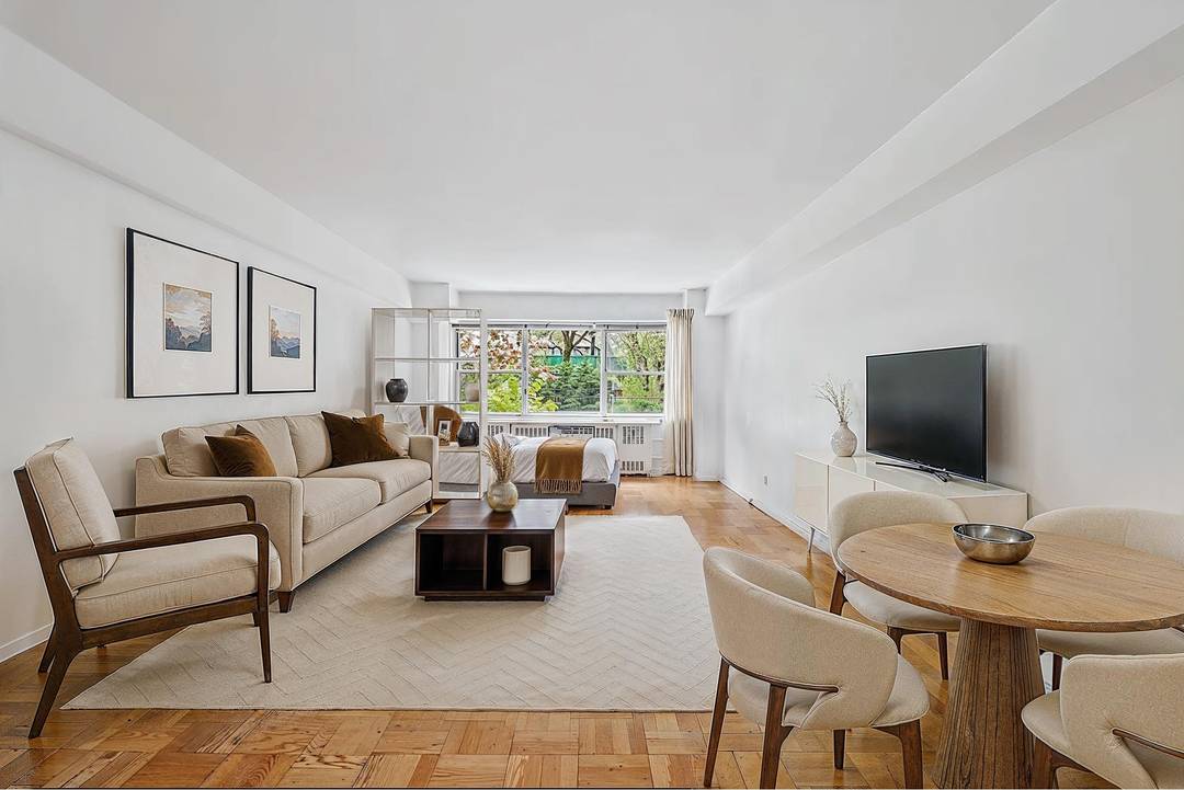 Spacious Turtle Bay Studio with Garden Views !