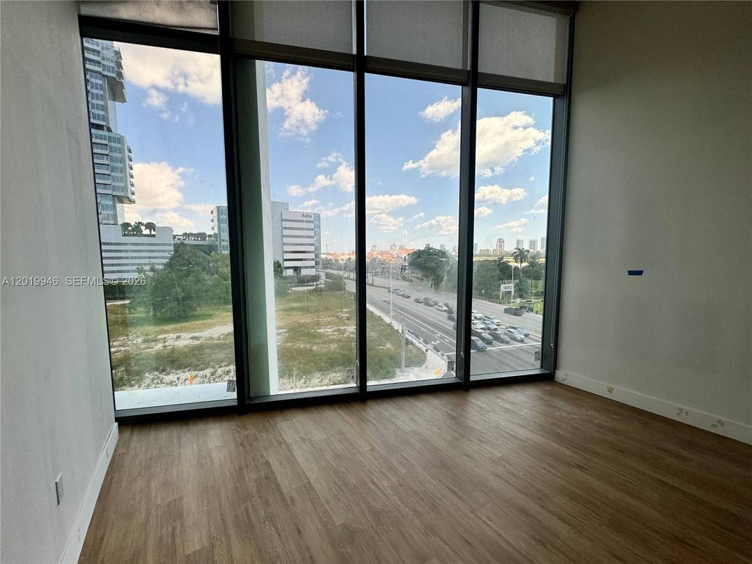 This modern Class A office building is located in the heart of the Aventura Medical District, just a short stroll from Aventura Hospital.