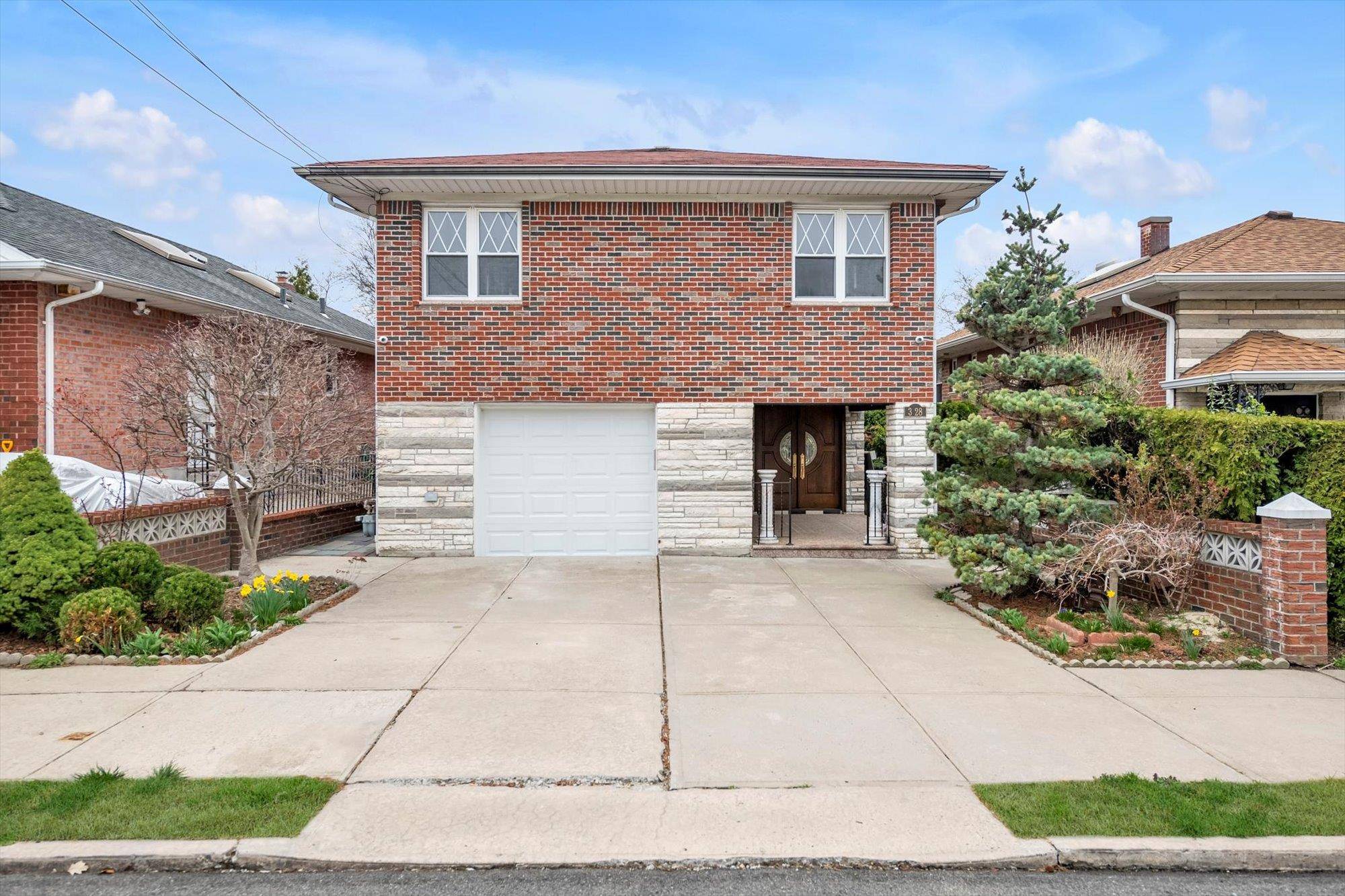 This charming single family home in Whitestone offers 3 bedrooms and 2 bathrooms with approximately 3, 038 sq ft of living space.