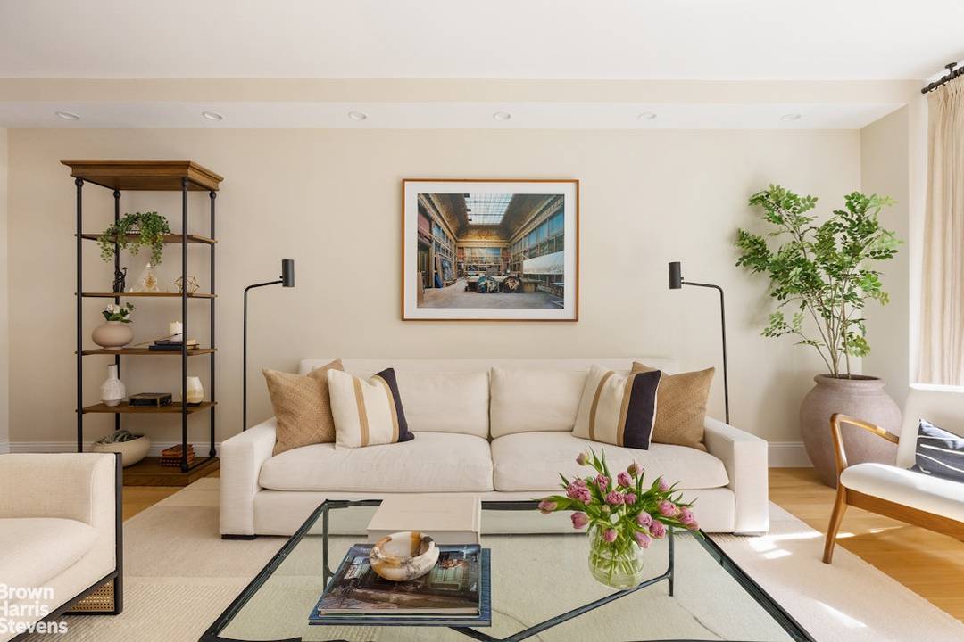 With its understated sophistication, B1001 is the perfect mix of European elegance and American chic.