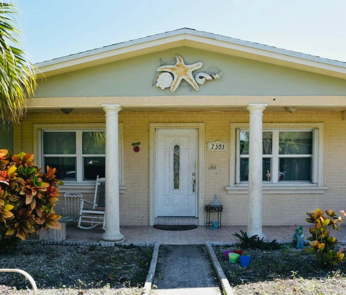 YES !.. Pool Home ! ''Rare Opportunity in Lakewood Park'' Situated on an Oversized 135'x131' Homesite, 3 Bedrooms, 2.