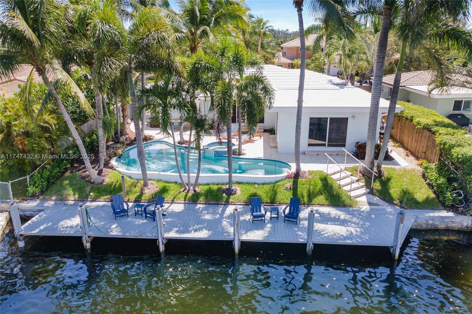 70Ft of WATERFRONT TROPICAL PARADISE.