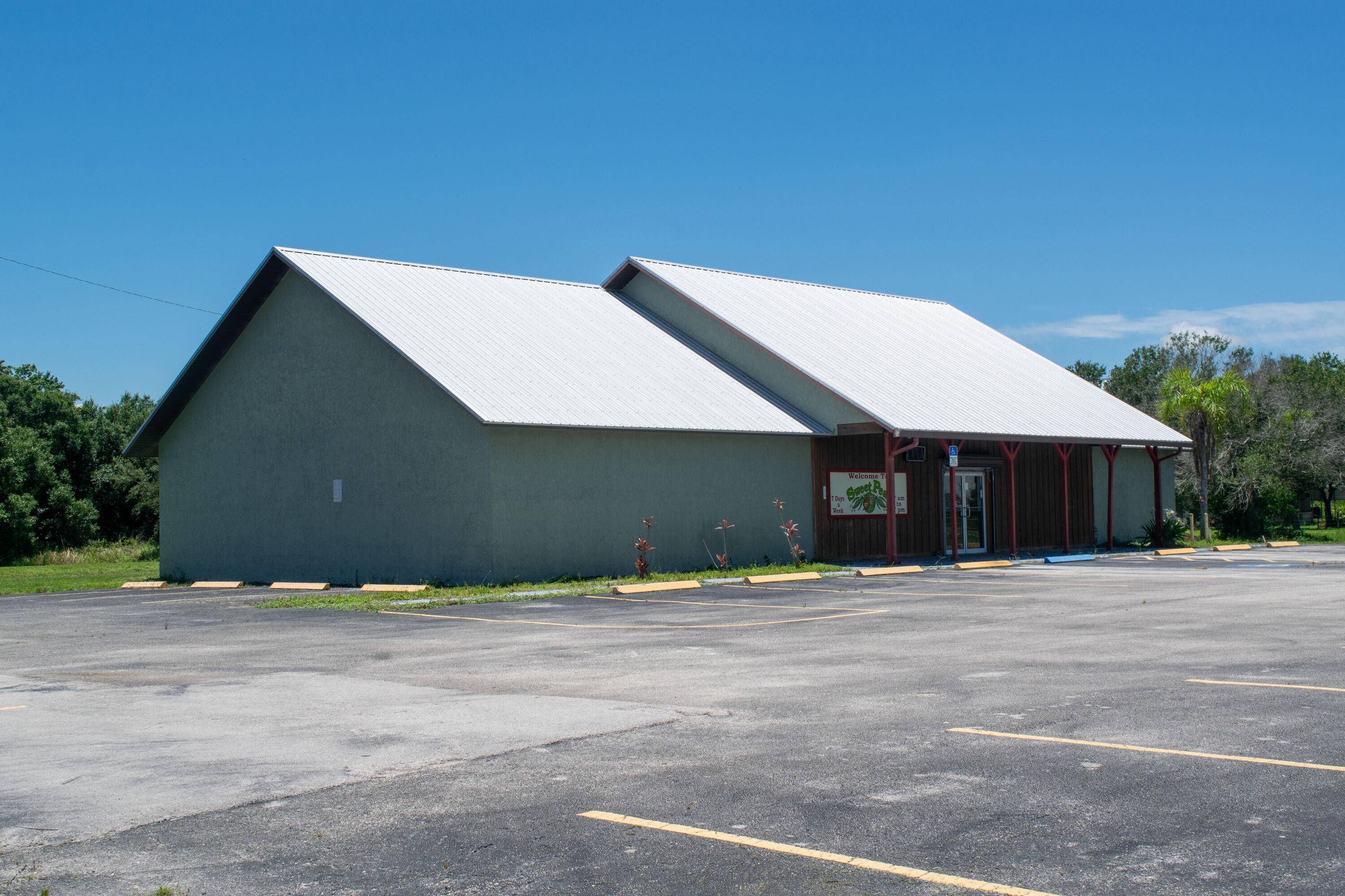 Commercial retail store for sale in Okeechobee with OWNER FINANCING available !
