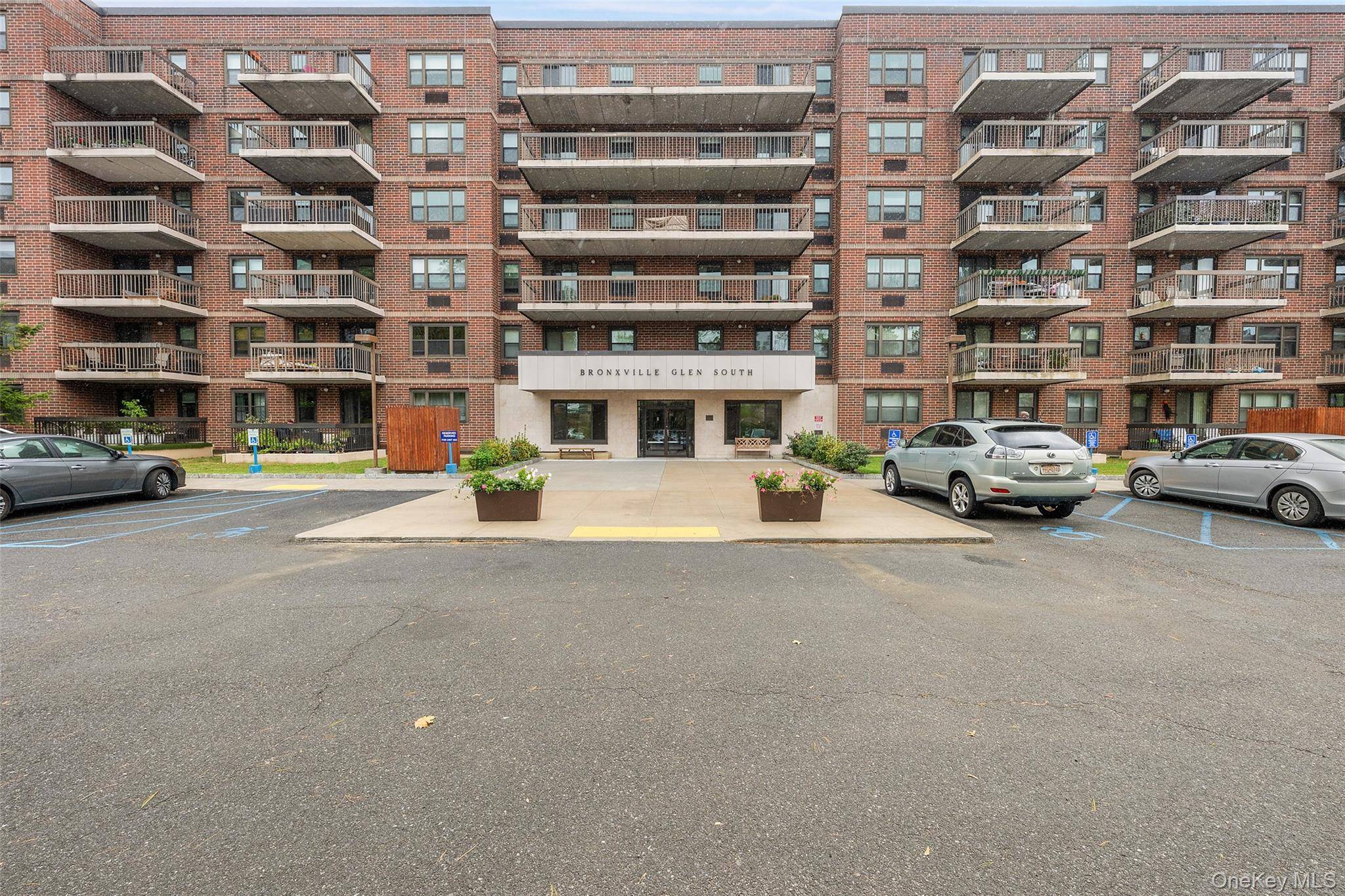 Move right into this 2 BR 2 BA unit in Bronxville Glen South.