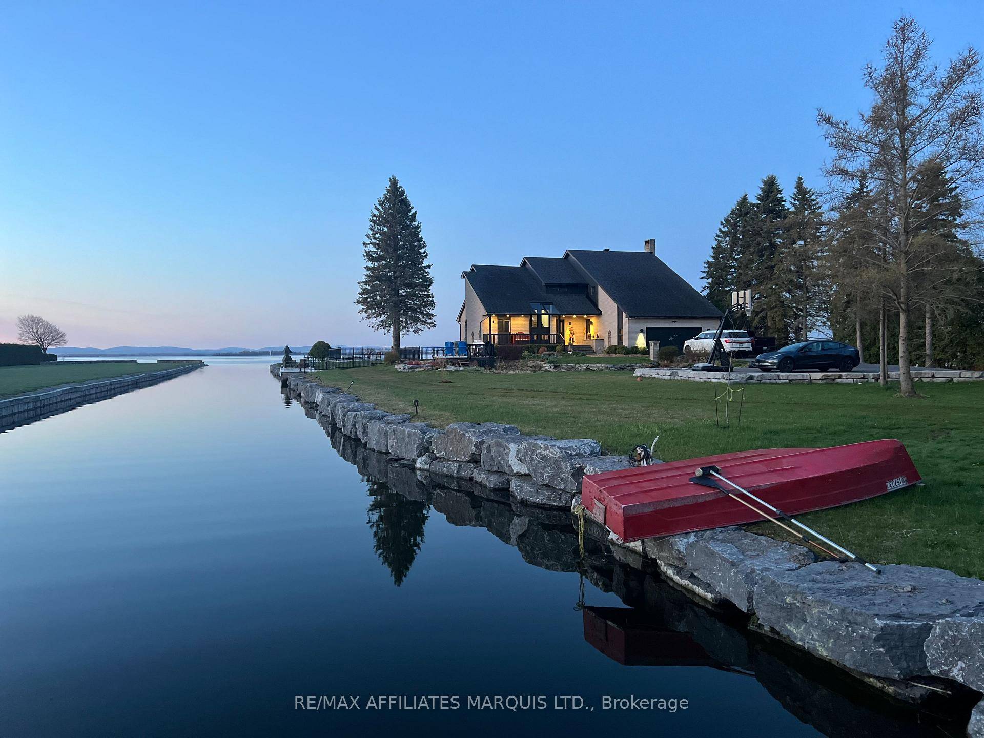 A Lakeside Haven of Refined Elegance and Breathtaking Views !