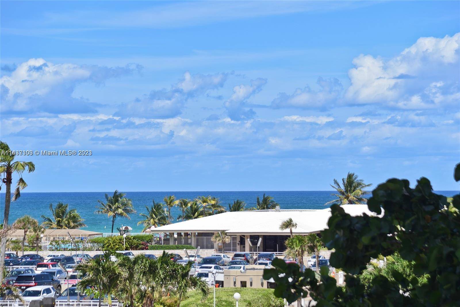 Fantastic 1 br 1. 5 Bath Unit on the intracoastal side with Ocean view.