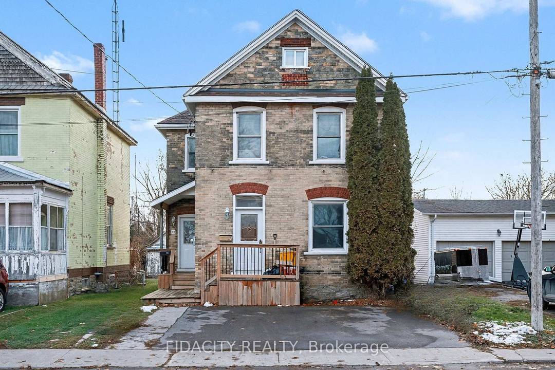 Centrally located duplex offering excellent flexibility for investors or owner occupiers.