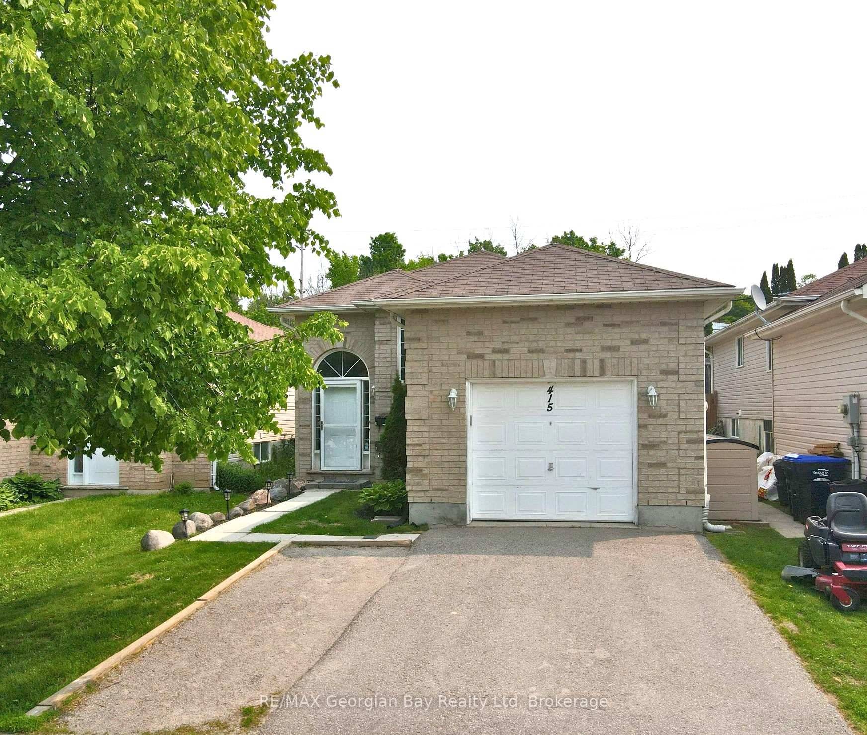 Welcome to a fantastic opportunity in a well kept home that offers both flexibility and value.