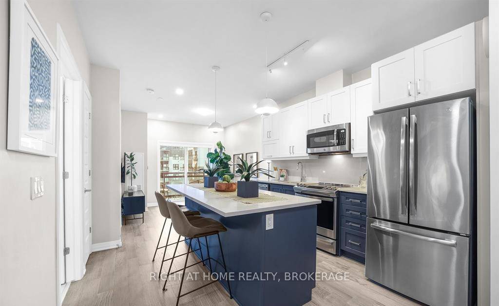 This charming 1 bedroom den condo in a desirable North Oakville low rise building offers a comfortable and convenient lifestyle.