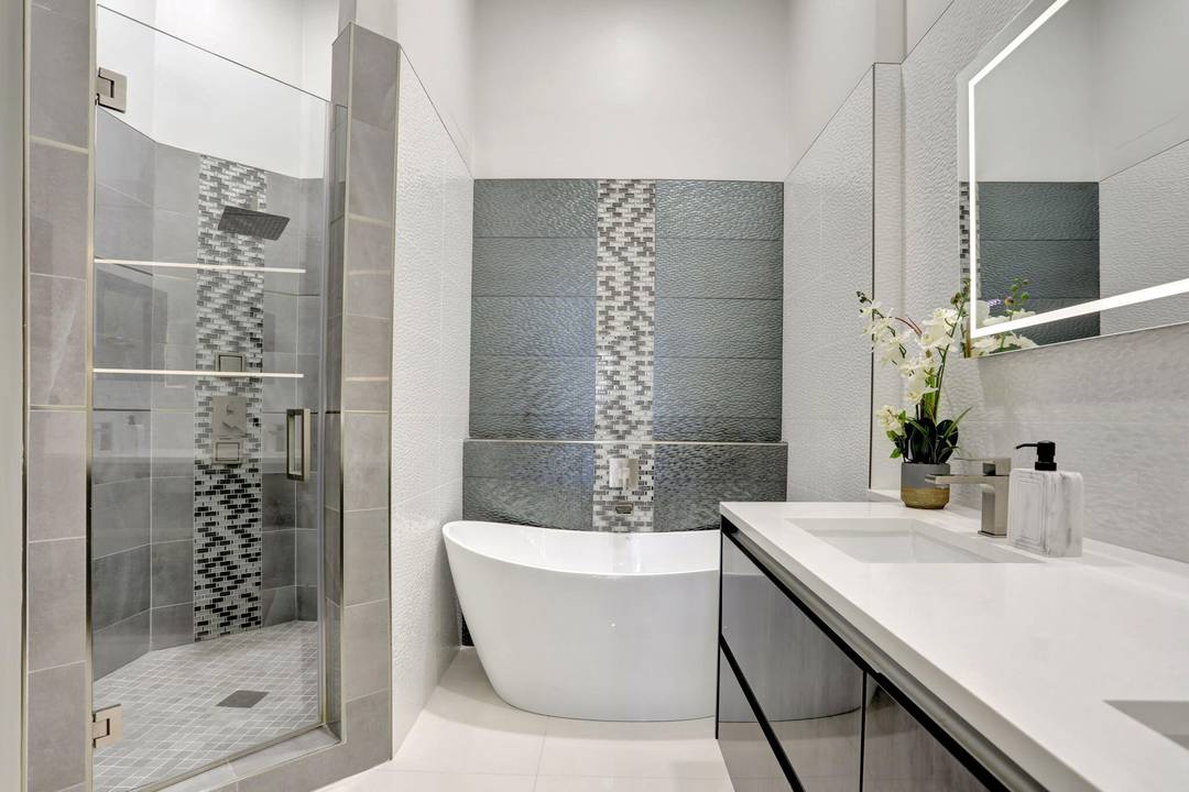 Contemporary 3 bedroom 2 bathroom townhouse in guard gated, pet friendly Boca Pointe features modernly renovated kitchen and bathrooms, porcelain tile floors throughout no carpet, 1 car garage plus driveway ...