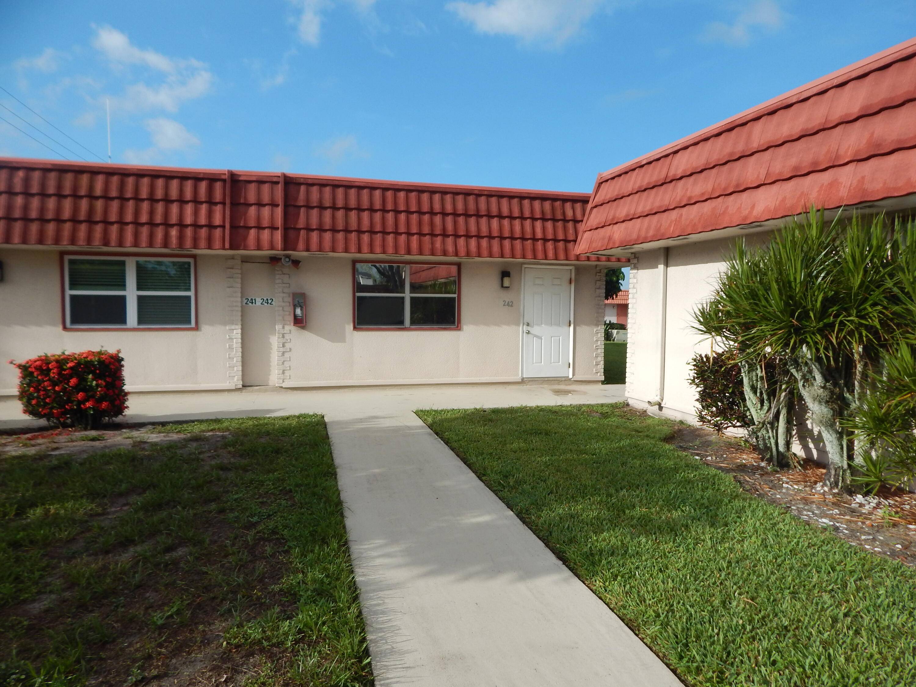 This beautiful 1 bedroom villa is located in the gated community of Kings Point.