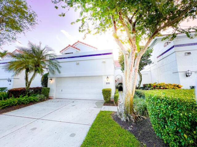 Heart of Central Boca ! Suburb feeling in the City !