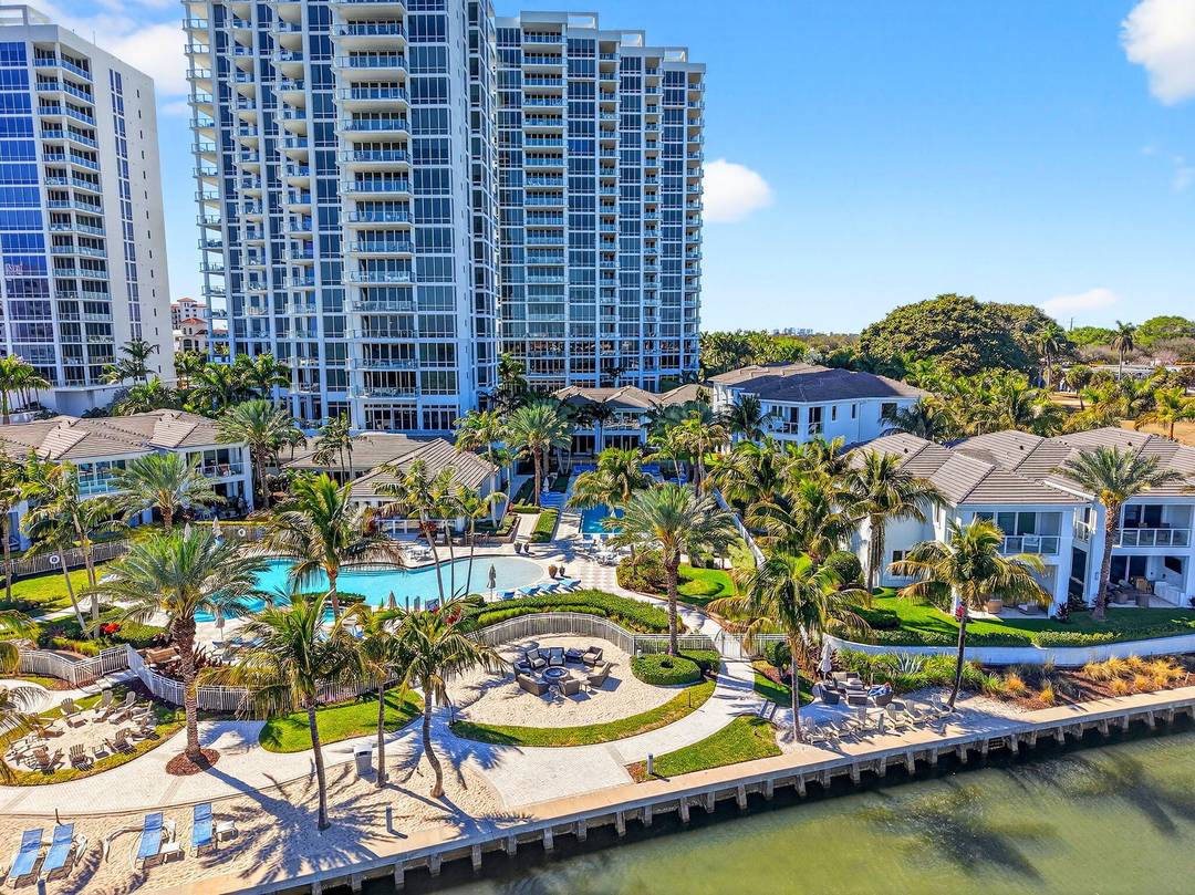 One of the highest rarely available Water Club ''Deepsky'' end unit in the desirable South Tower.