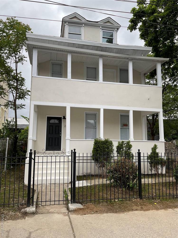 Fully Renovated Triplex located in the heart of the city of Mount Vernon.