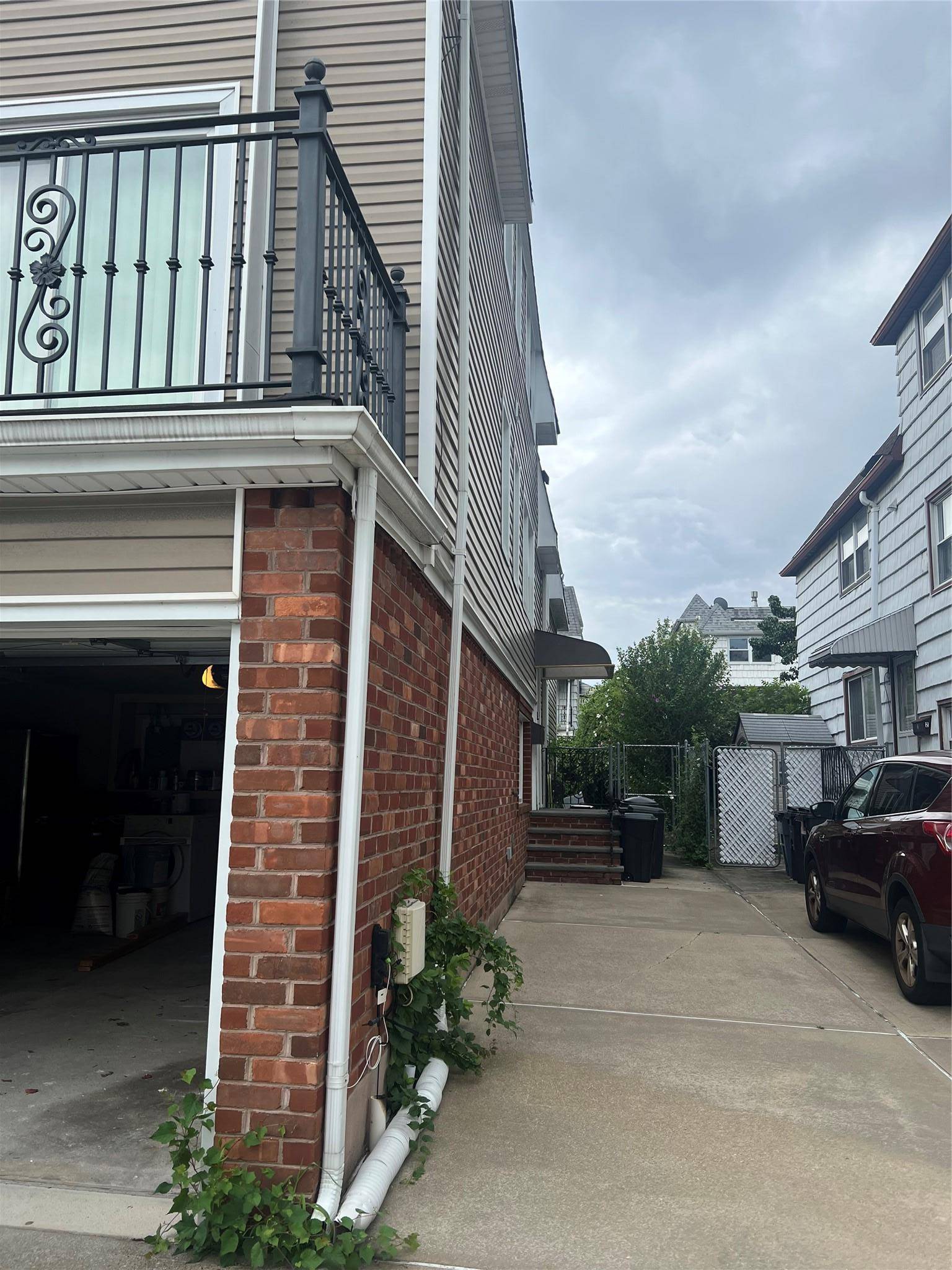 Mint ! 2nd Floor. Update, Large Duplex, Living Room with Hard Wood Floors, 3 Bed Rooms Primary Bed Room with Updated 2Bath Rooms amp ; Updated Kitchen.