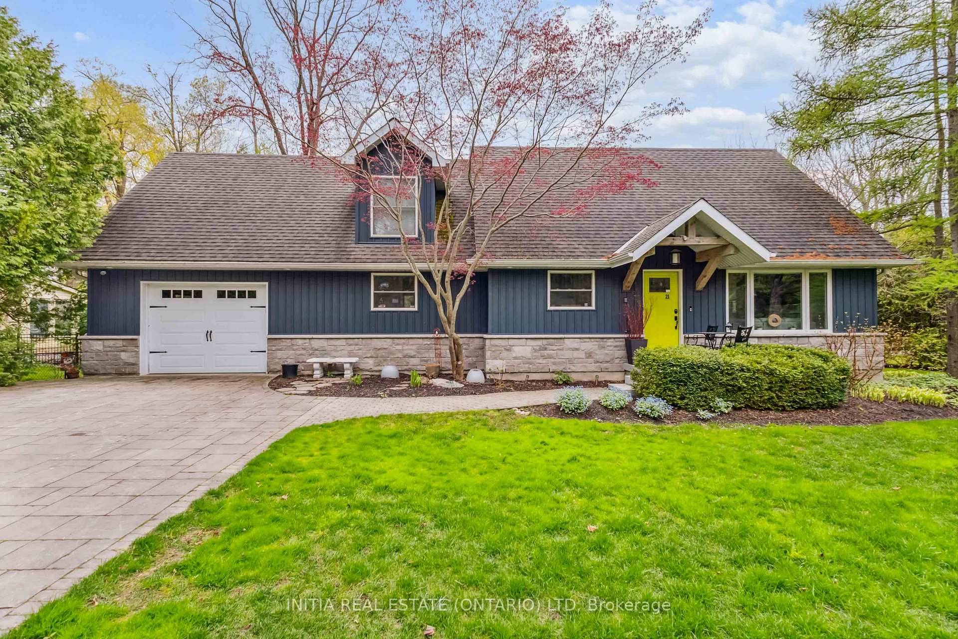 Stunning ! This gorgeous, charming and cozy 3 1 bedroom home was newly built in 2015 and is much larger than it looks.