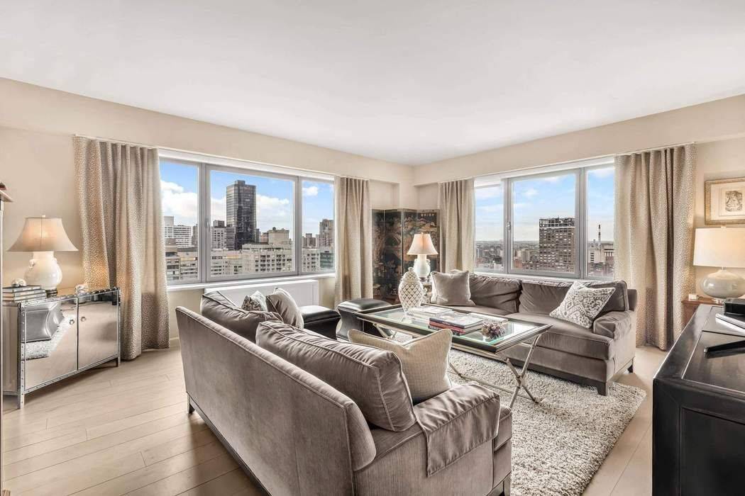This turn key high floor corner B line unit has wonderful light and city views.