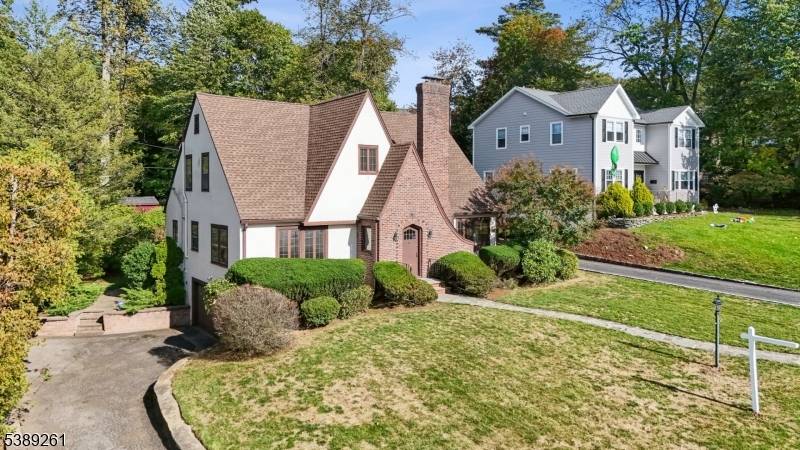 Welcome to this beautifully maintained 3 bedroom, 1.