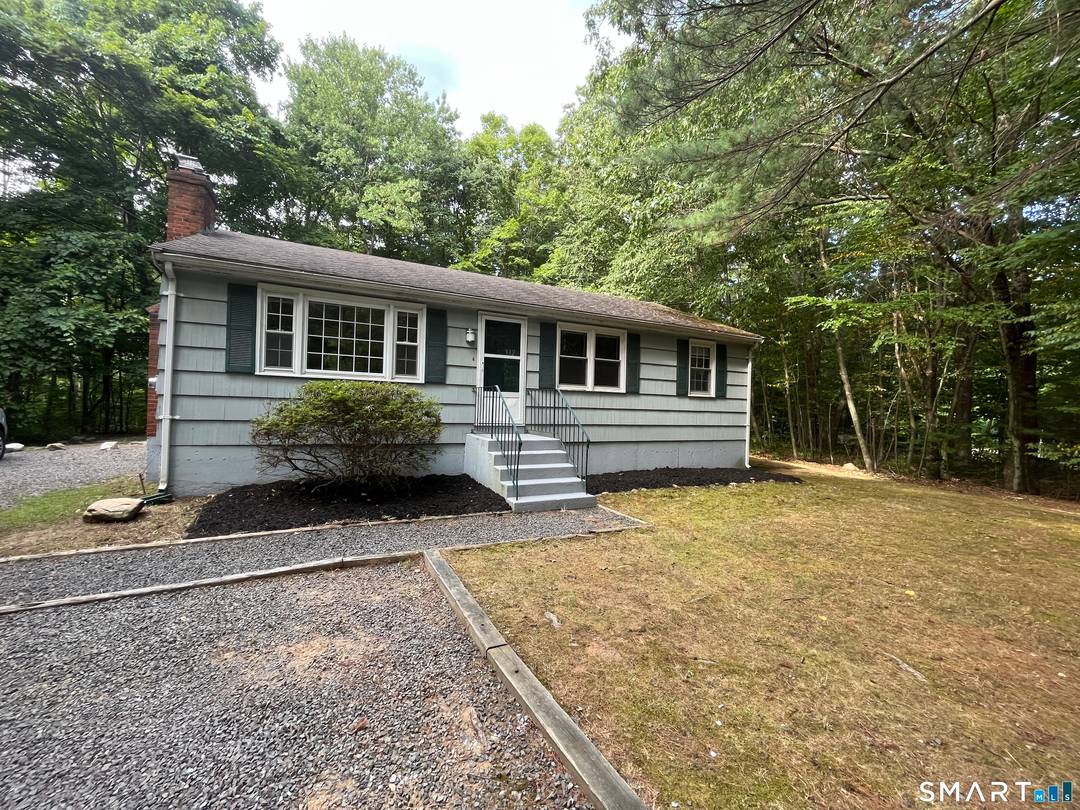 Spacious 5 bedroom house right on the Coventry Mansfield line, short drive to uconn AVAILABLE AUGUST 1 2026