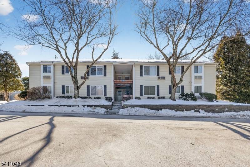 Welcome to this well maintained 2 Bedroom, 2nd floor condo located in the desirable Trendmakers community at Quailbrook, Somerset.