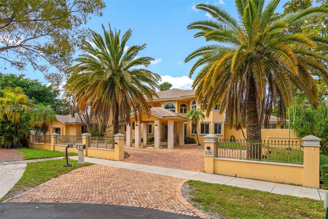 Welcome to the exclusive, guard gated community of Loch Lomond in Miami Lakes.