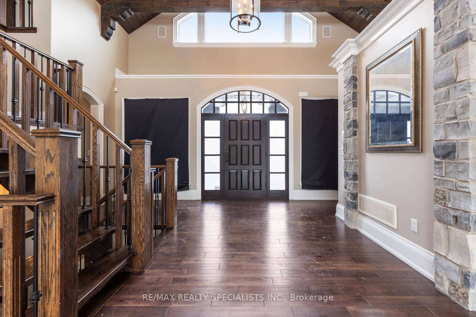 Stunning Stone Bungaloft On Over 9 Acres Of Mature Forest W 6 Car Garage.