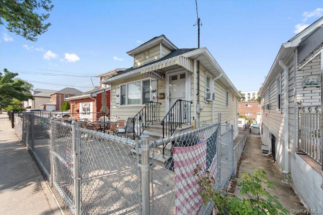 Throggs Neck Single Family Ranch, 2 Bedrooms with Finished Basement with 2 Bedrooms, Hardwood Floors Throughout, New Roof, Near East Tremont Shopping District, Nice Backyard