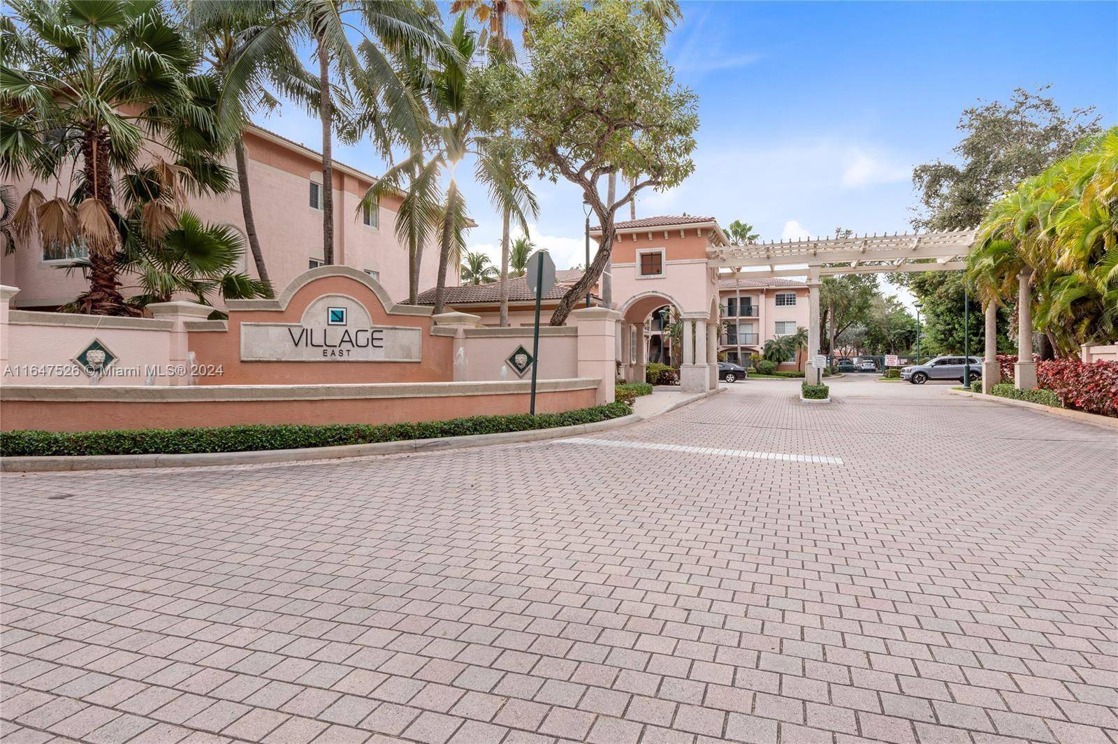 This recently remodeled, 2bed, 2ba condo features a split floor plan for added privacy.