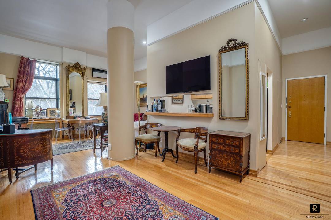 Rarely available, this nearly 1, 000 square foot one bedroom residence at 7 Gramercy Park West offers the rare privilege of living directly on Manhattan s most coveted private park.