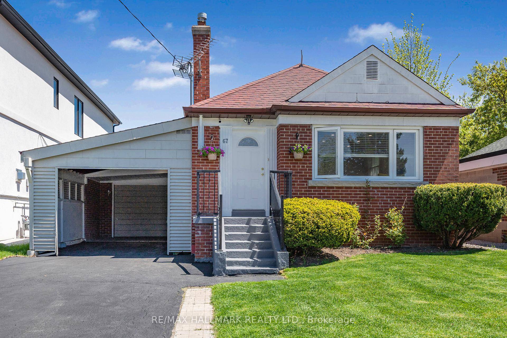 Charming, Sun Filled Detached Bungalow on a Wide 40x125 Ft Lot !