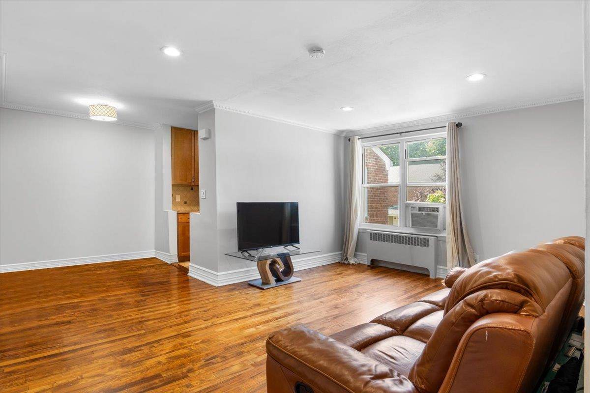 Stylish 2 Bedroom, 1 Bath Garden Apartment in Roslyn Gardens Roslyn Heights, NY Discover this bright and welcoming garden style 2nd floor 2 bedroom, 1 bathroom co op unit nestled ...