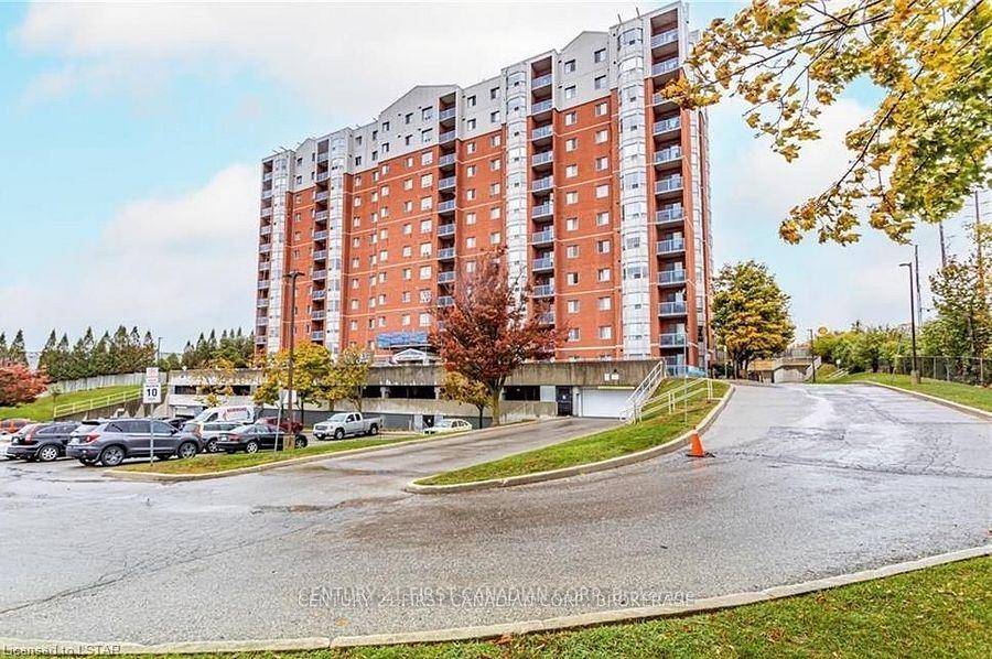 FOR LEASE ! This nicely maintained, bright two bedroom apartment, located in northwest London is ready for new tenants.
