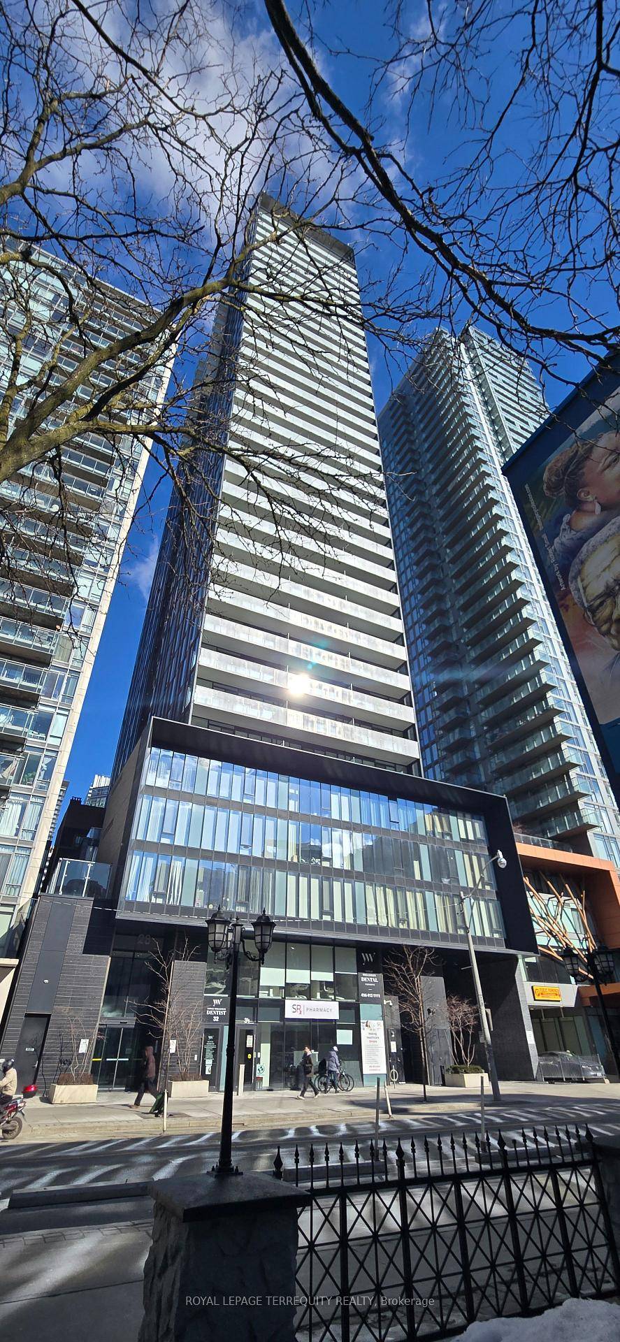 Luxurious Vox Condo ! Well designed, bright, high floor, 1 bedroom unit with a locker.