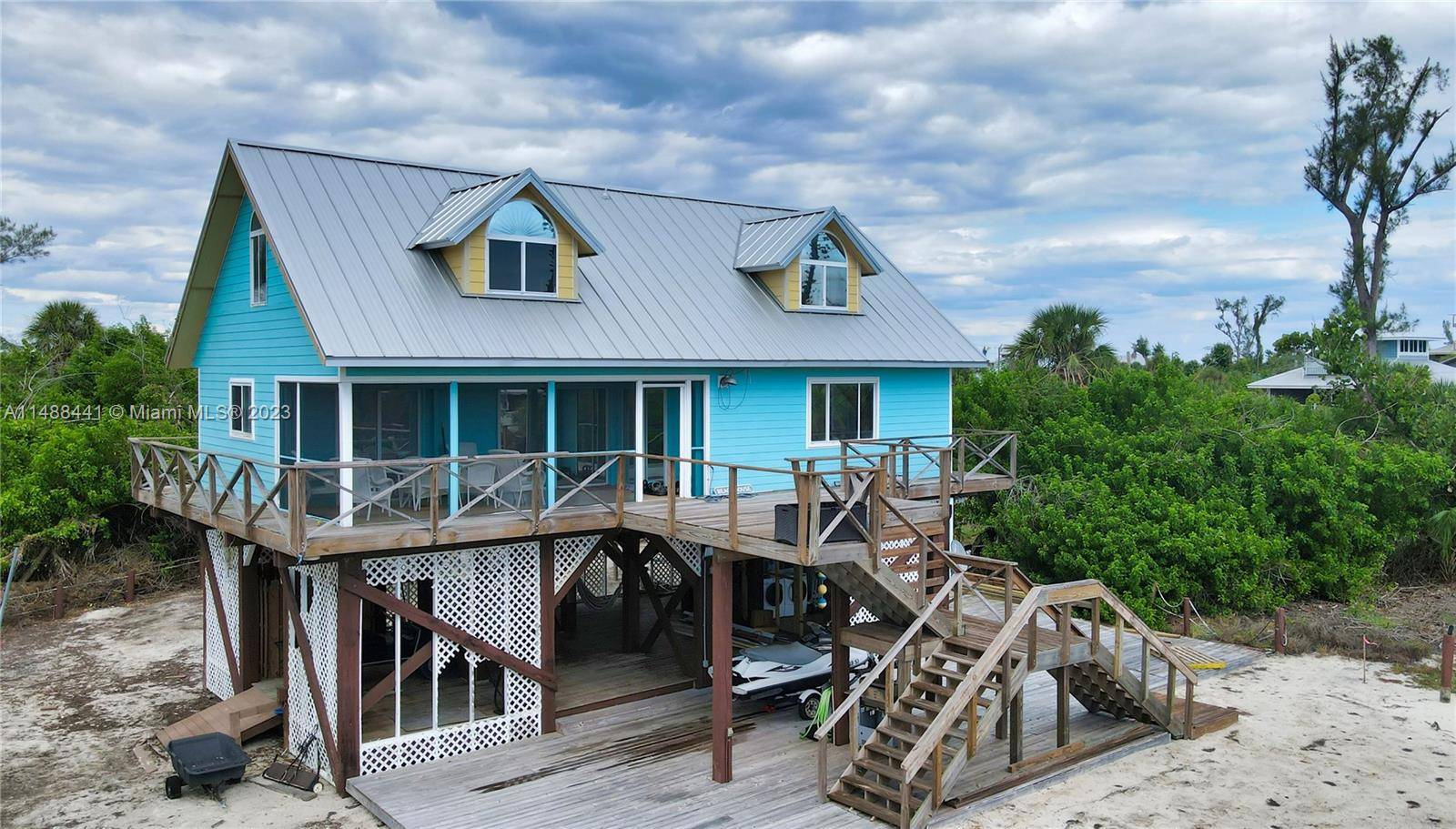 Tucked away on this beautifully quiet barrier island, lies this picturesque single family house.