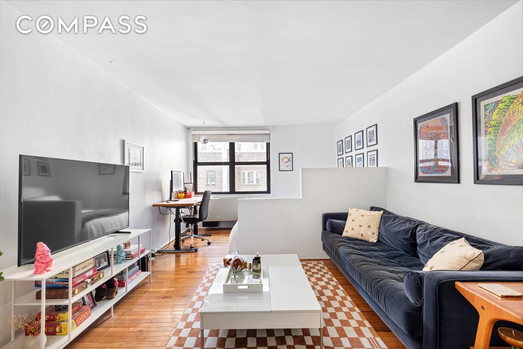 LARGE, SUN FILLED ALCOVE STUDIO IN PRIME GRAMERCY Perfectly positioned at the corner of historic Irving Place and 18th Street, this spacious alcove studio at Gramercy Plaza offers the ideal ...