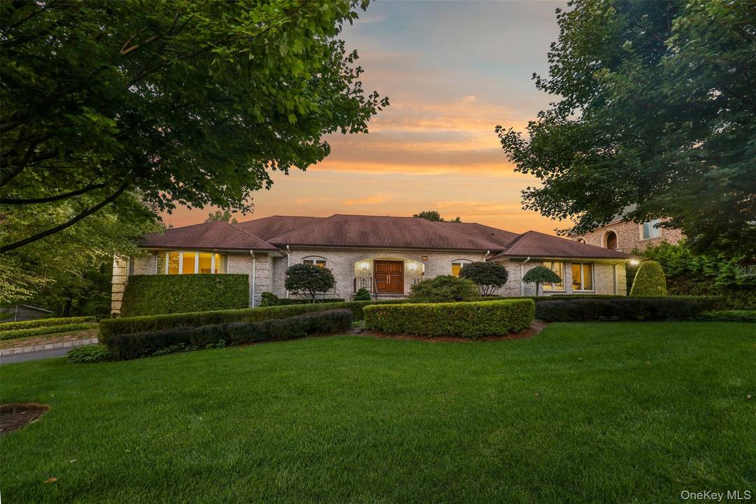 CENTER OF MOSNEY ! A true MASTERPIECE.