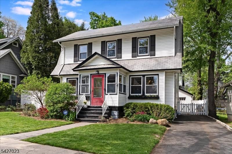 On a quiet, tree lined street, up the block from lush Canterury Park and just a stroll to the shops and restaurants of the South End, this move in ready ...