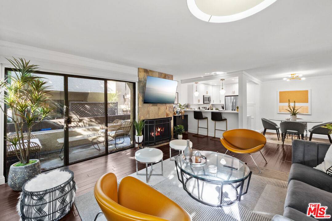 950  N Kings Rd 1BR Sunset Strip La