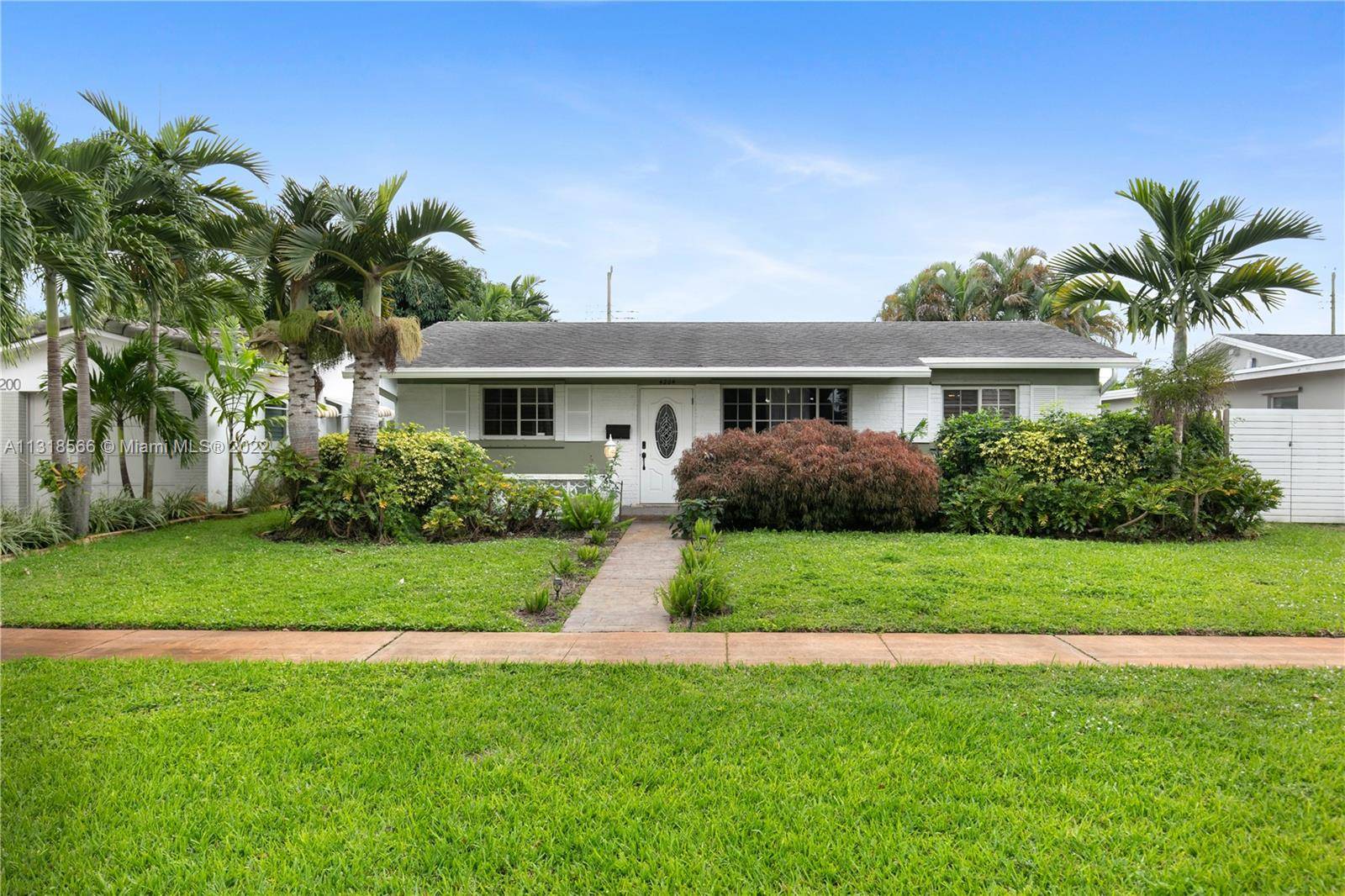 ULTIMATE LUXURY PRIVACY. Welcome to a spectacular home, the best location in the heart of Hollywood Hills, just a few minutes from the beach, shopping and dining.