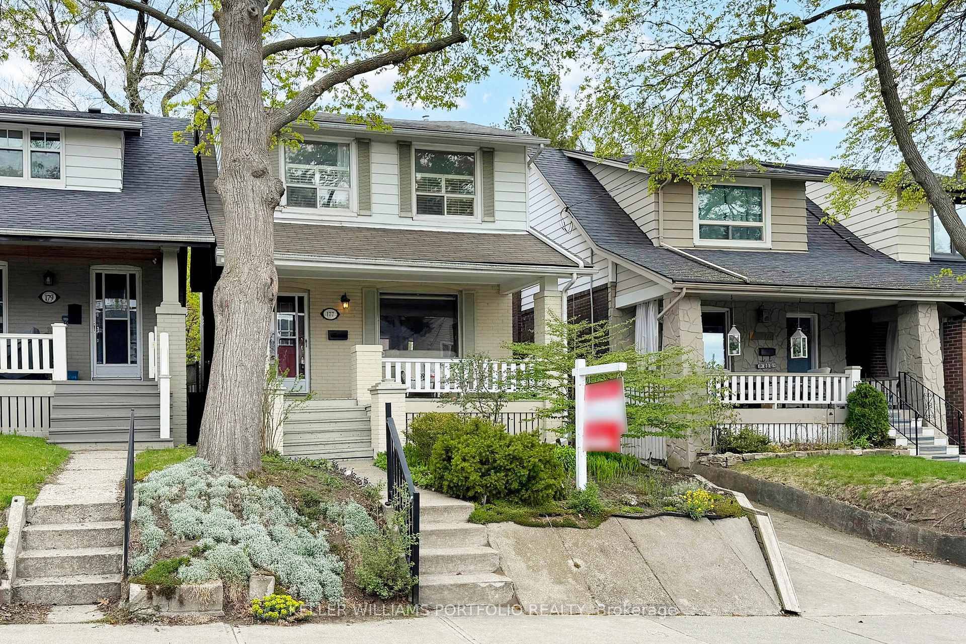Step into style and comfort in this outstanding 3 bedroom family home in a premium location !