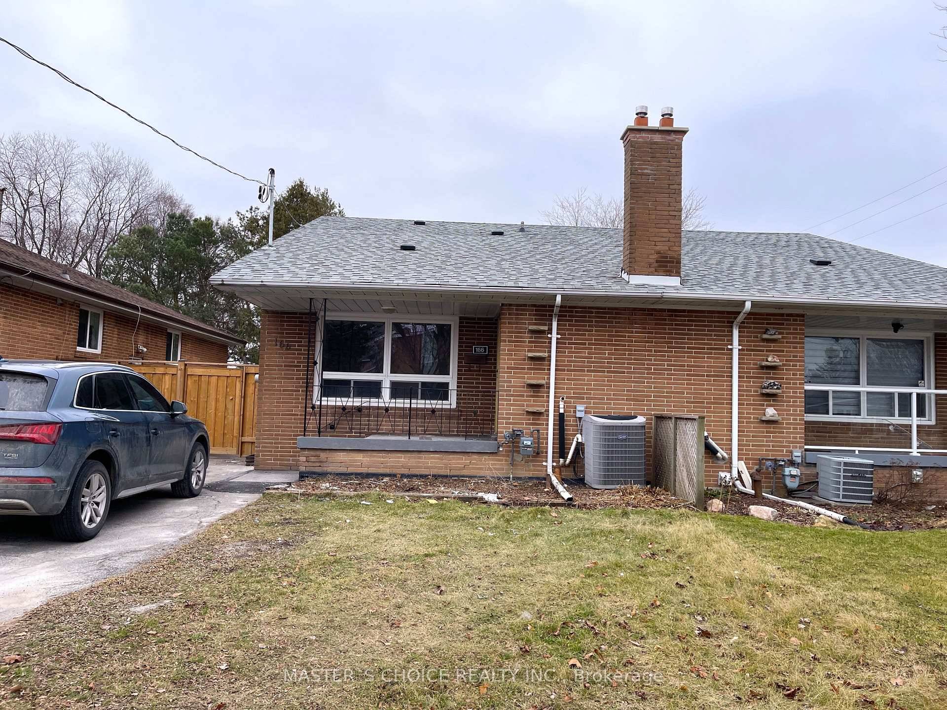 3 Bedrooms Backsplit, Bright.