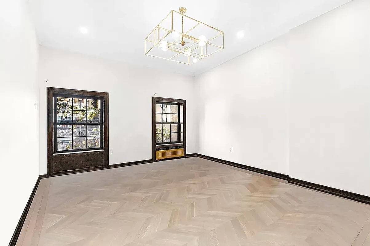 Welcome to 121 East 37th Street A Totally Reimagined Murray Hill TownhouseGorgeous Top Floor 1 Bedroom with Brand New RenovationsThe Apartment Top Floor of an Elevator Building Large Open Living ...