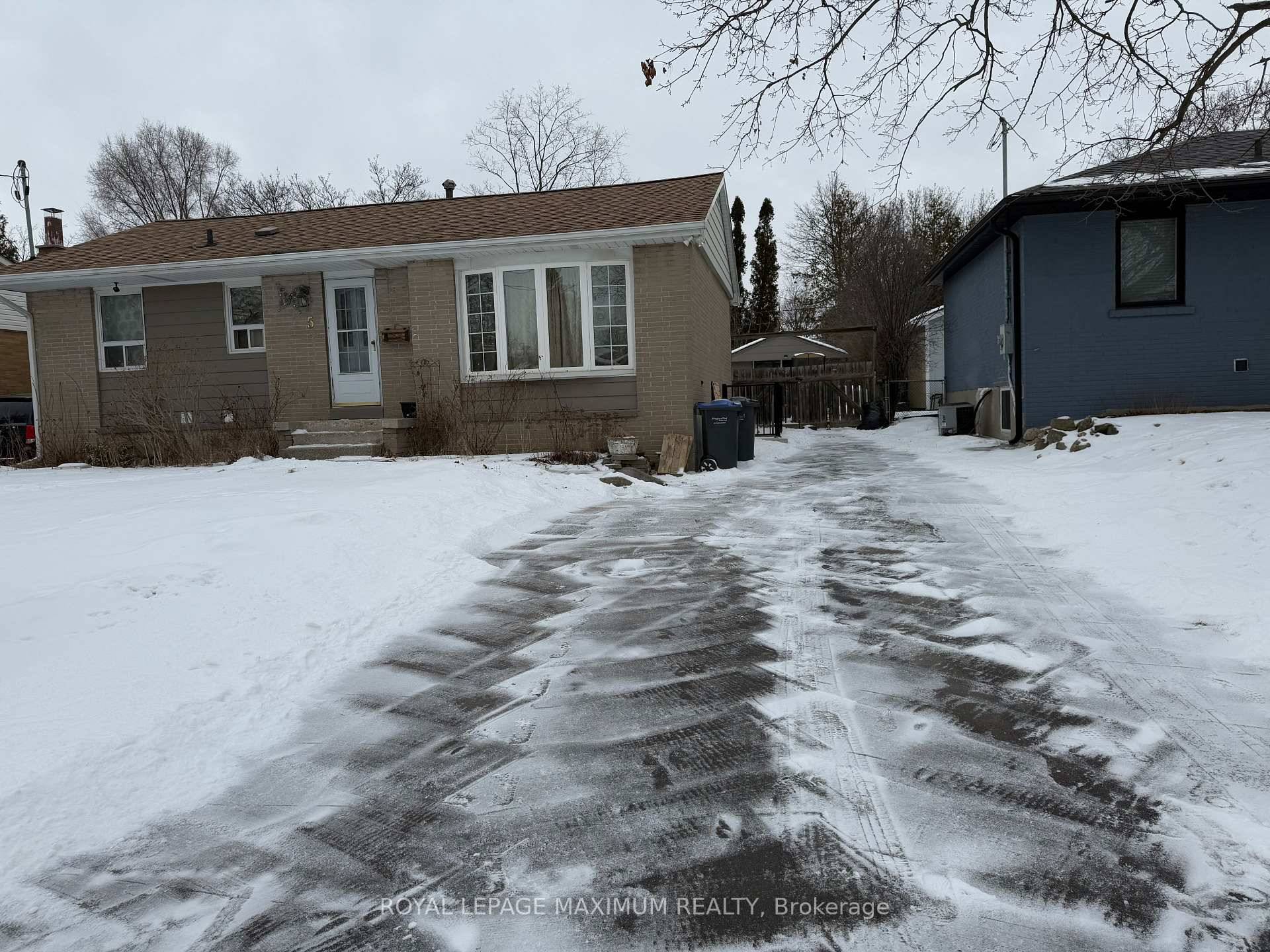Bright and spacious 3 bedroom, 1 bath main level unit in a well maintained detached bungalow.