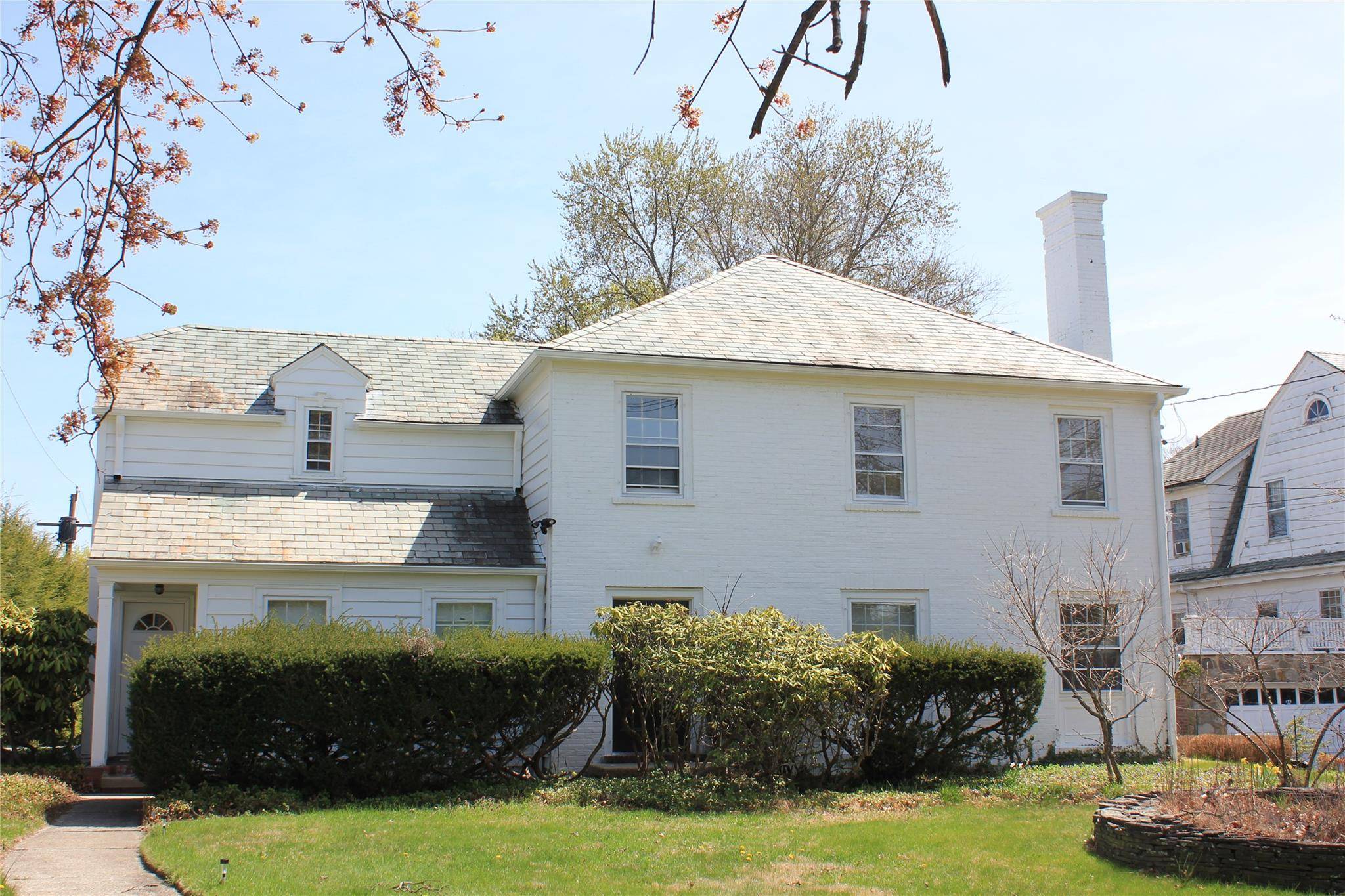 Charming 5 Bedroom Rental in the Heart of Poughkeepsie !
