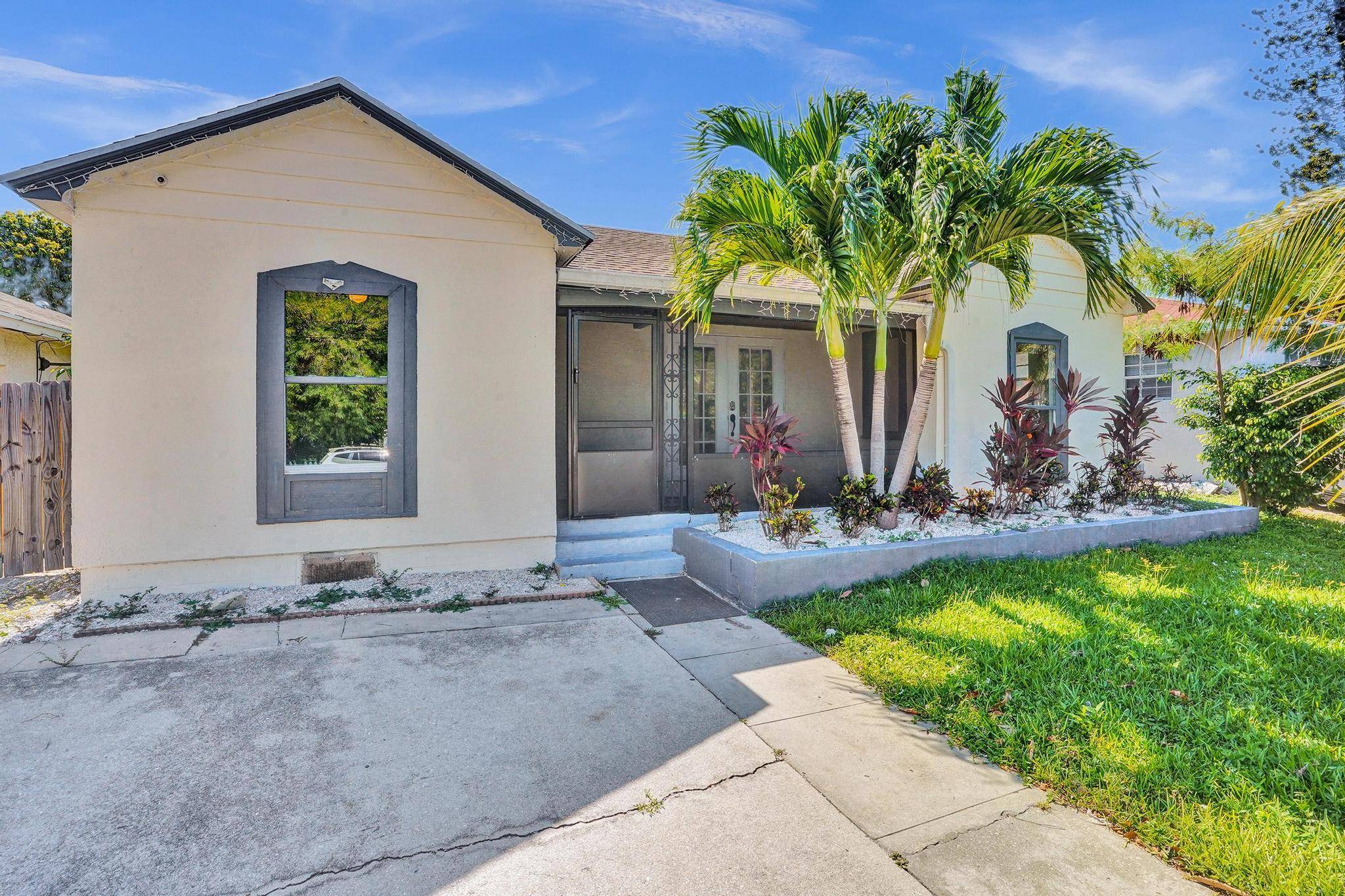 Charming cottage style 3 bed, 2 bathroom bonus room home with private pool in the heart of Lake Worth Beach, minutes from down town !