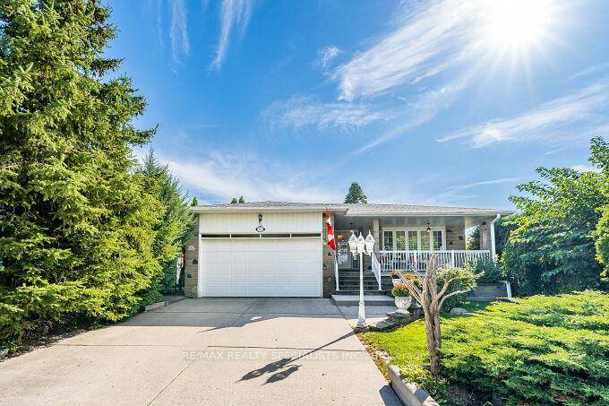 Large Raised Bungalow Located on a Nice Crescent in the High Demand area of Glenfield Jane Heights !