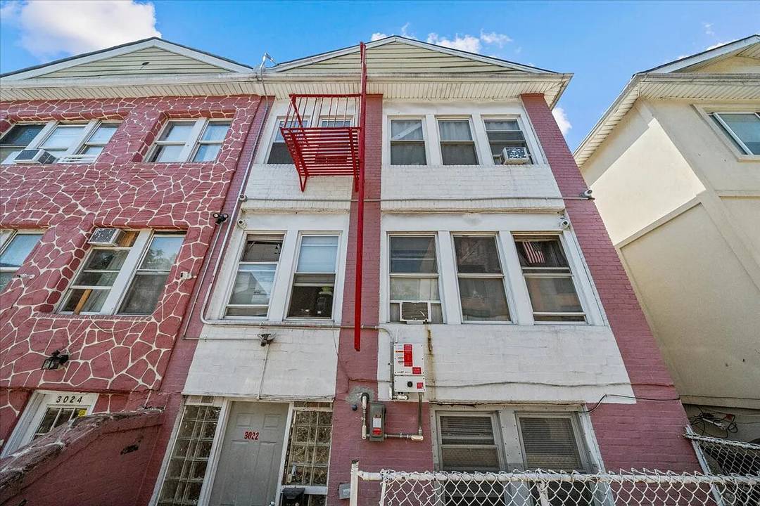 This well maintained building in the vibrant Brighton Beach neighborhood of Brooklyn offers a variety of unit types, providing a steady rental income stream.