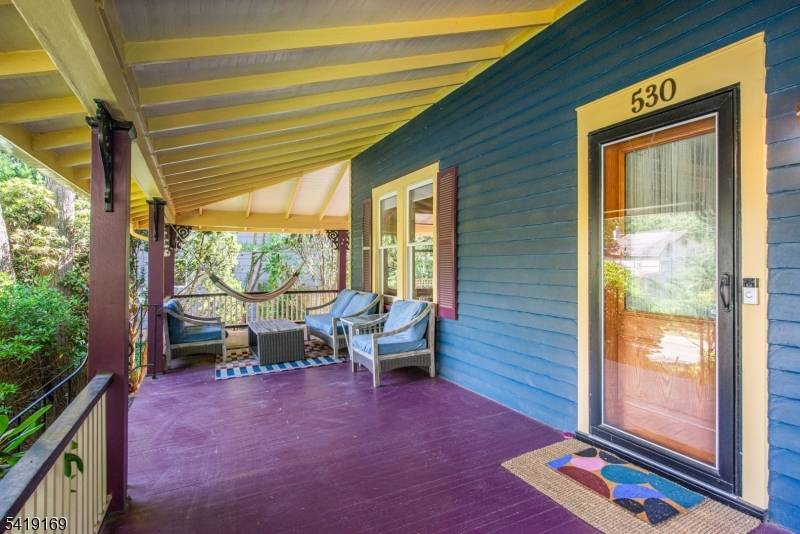 This 2 unit, multifamily nestled in a classic Up MTC neighborhood, doesn't just bring the charm, it comes with a built in rental that helps offset your property taxes.
