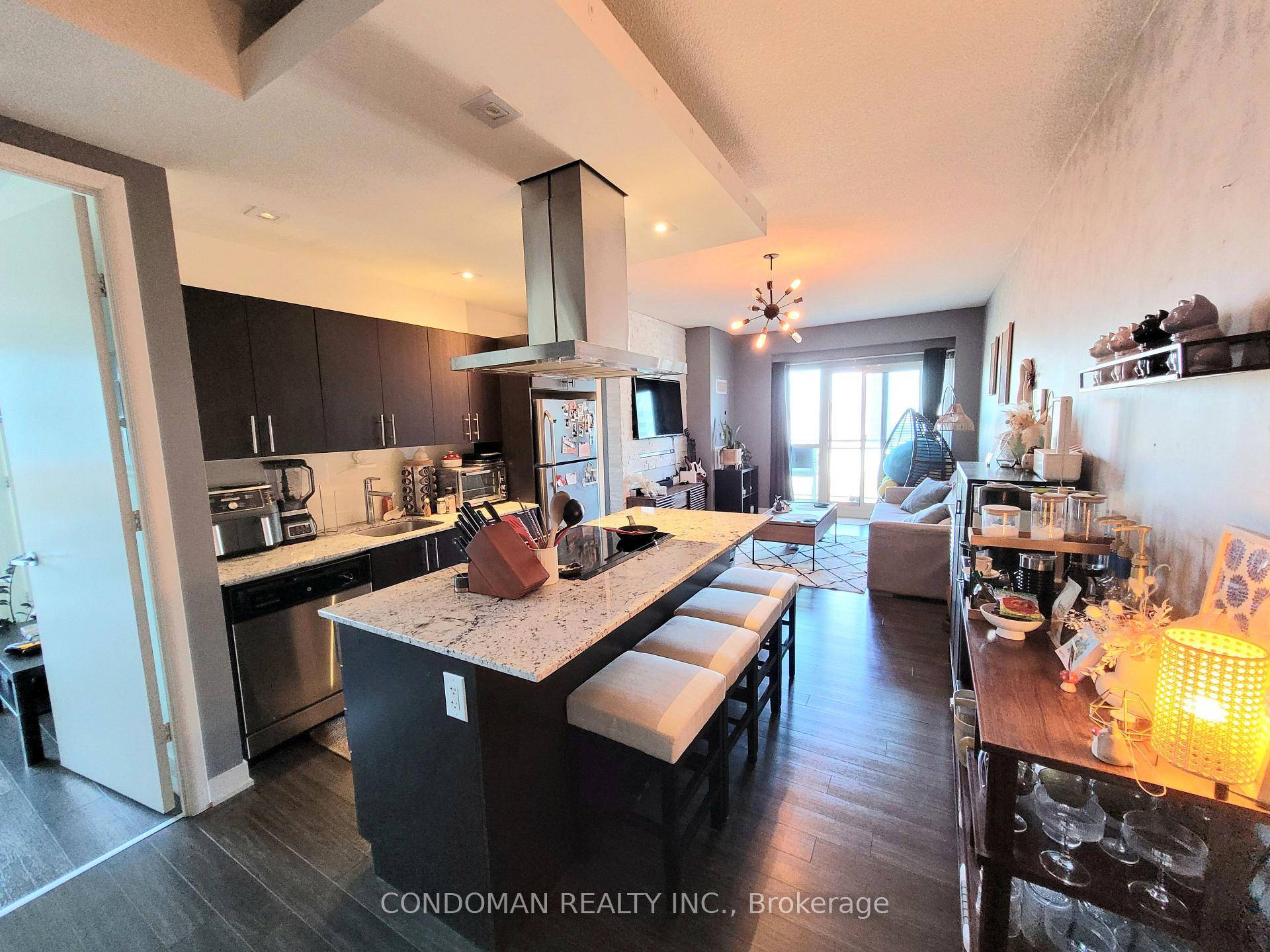 Wow ! Almost 900 Sqft W Lake View !